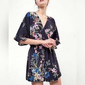 Stradivarius jumper romper size m / black / floral / jumpsuit / shorts / Italian